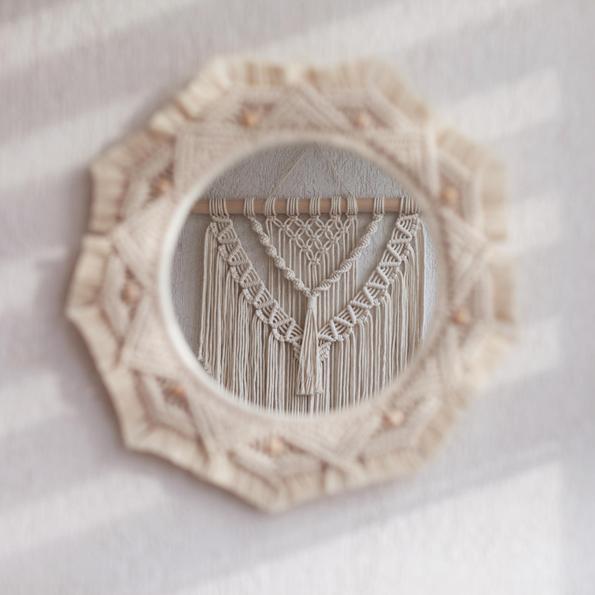Minimalistinė lininė emblema siuvinėta baltais siūlais